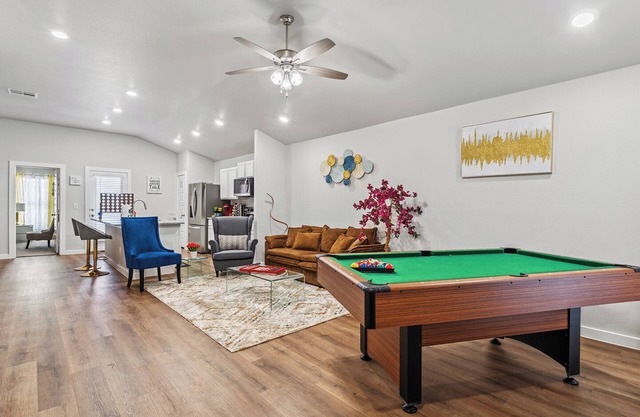 Elegant & Spacious South Lubbock 3 Bed 2 Bath1 King 2 Queen Near Texas Tech