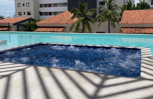 Elegant Studio, one block from the beach, Pool, Gym.