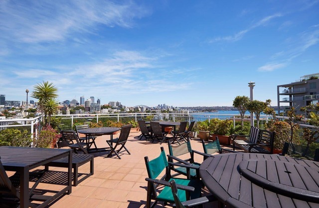 Elegant Studio with Rooftop Harbour Views