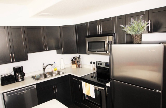 Elegante Suite in der Nähe des Flughafens 2Bd, 1BR, Parkplatz - Apartment mit zwei Schlafzimmern für 6 Personen