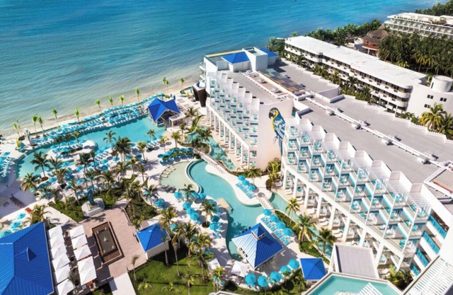 Elegant Suite w/ King Bed, Private Balcony & Scenic Views ALL-INCLUSIVE