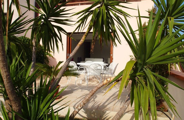 Elegante Sommerhaus im Schatten einer Jahrhunderte alten Johannisbrot