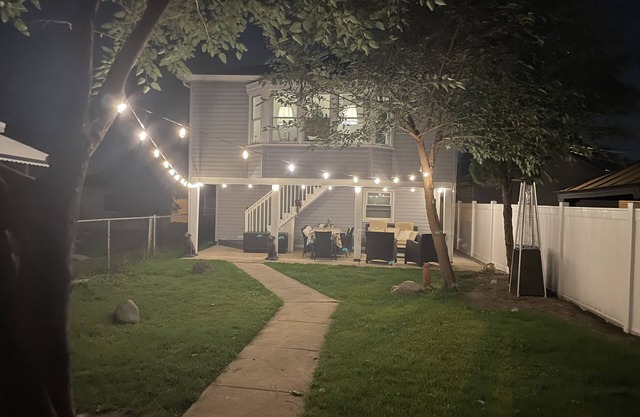 Elegant three-bedroom cozy family house 10-minute walk to downtown Wyandotte