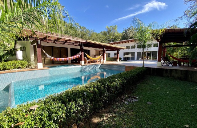 Elegant, tropische Villa mit Pool und herrlicher Aussicht, Minuten von Playa Carrillo