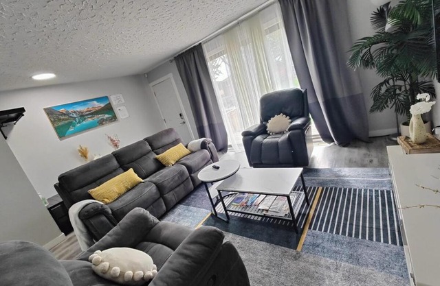 Elegant upper unit bungalow - 10 mn from downtown