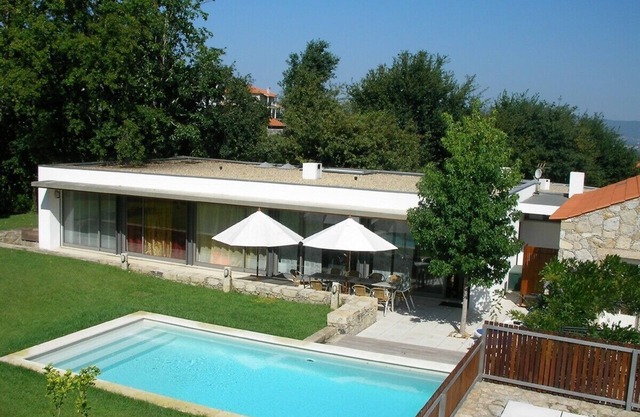 Elegant Villa, Caminha. Pool & large garden. Near market towns & beaches.