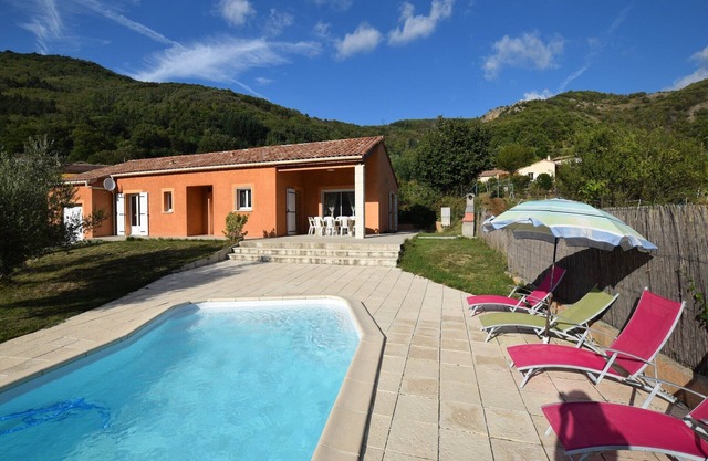 Luxuriöse Villa mit privatem Pool in Thueyts