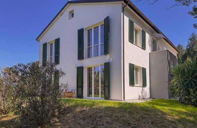 Elegant Villa with Garden - Perfect for Groups
