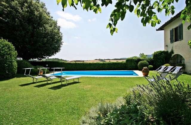 Elegante und raffinierte Poolvilla im mittelalterlichen Dorf in der Toskana