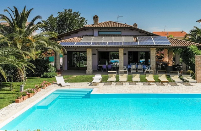 Elegante Villa mit privatem Pool mit Whirlpoolbereich in San Costanzo, nur 5 km vom Meer entfernt