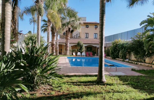 Elegante Villa mit Garten und privatem Pool.