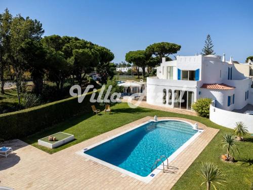 Elegant villa with private pool in Quarteira