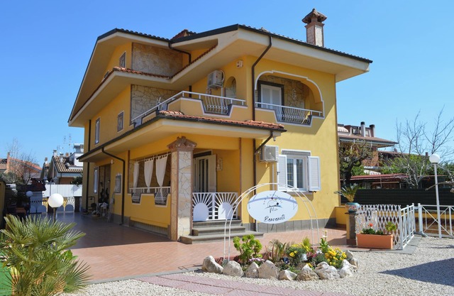 Elegant Villa with Swimming Pool and Large Outdoor Spaces in Ciampino: just a stone's throw from Rome