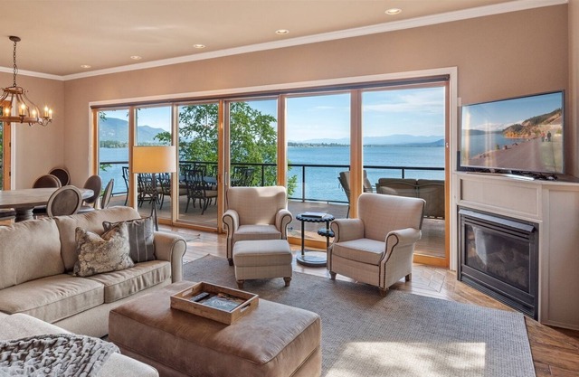 Lakeshore Landing: Eleganter Rückzugsort am Wasser. Ideal für Paare und Familien.