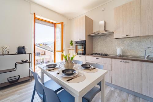 Elegante Appartamento con Terrazzo - Parcheggio Gratuito Privato & Wifi