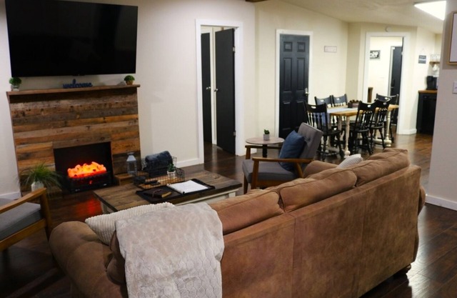 Elegantly Rustic 3 Bedroom 2 Bath Modern Farmhouse Cottage