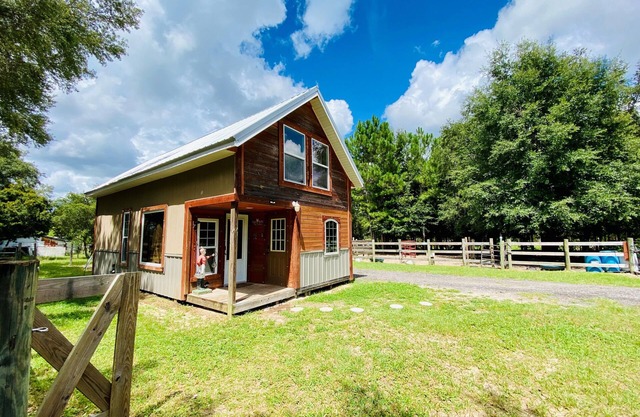 ELET Farm Cottage, Horse Encounter Farm Stay, Loft Cabin, 35 Mins to Beach