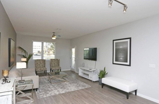 Elevated Living: Menlo Park 1BR Condo w Resort Features