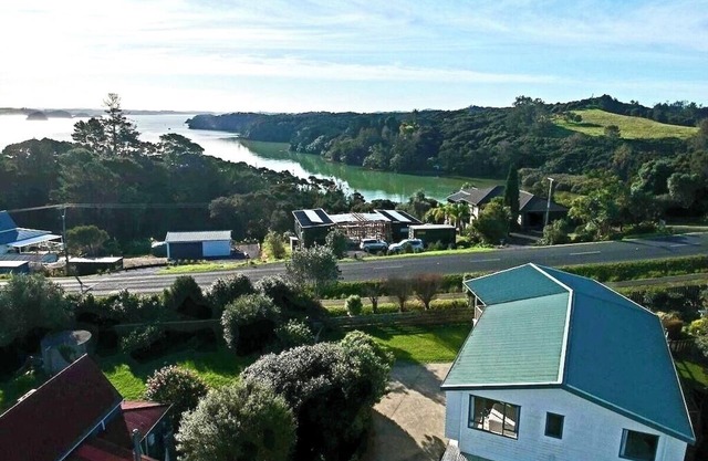 Elevated views - Fully equipped and comfortable top floor near Russell and Opua