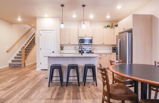 Elgin Collective Townhome 102 | Sleeps 10| Heart of Caldwell