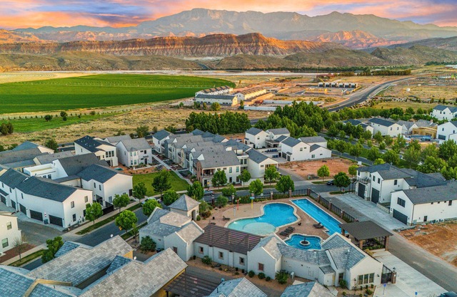 Elim Valley 4228|Smart Tv, Community pool, gym, etc!