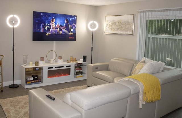 Elite Riverwalk Townhome w/ Sparkling Pool & Gym