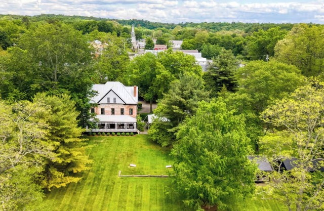 Elizabeth House + Creekside Cabins - Hudson Valley - Event Estate Sleeps 20