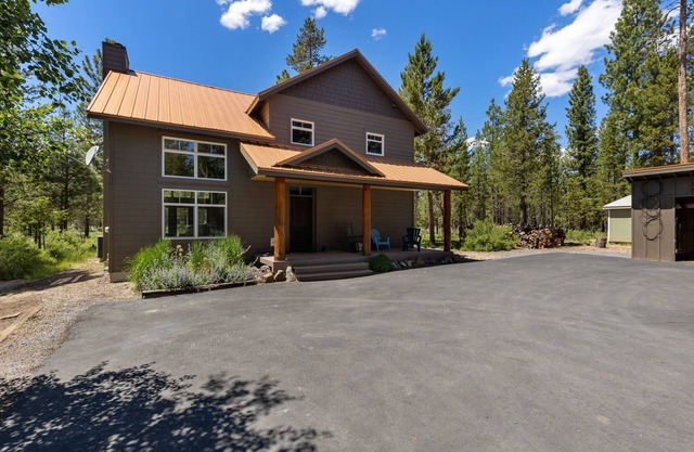 Elk Cabin Getaway! Hot Tub ~ Private access to Deschutes River ~ Fireplace