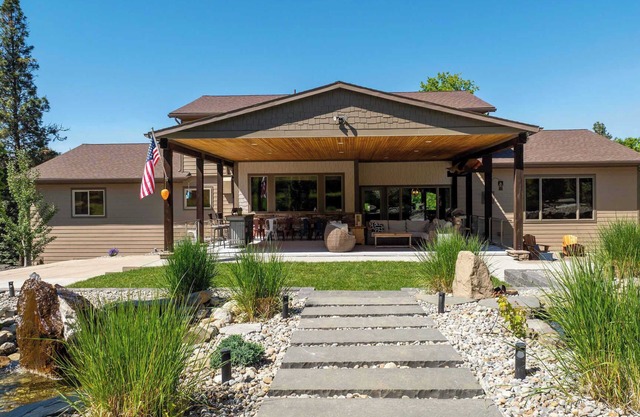 Elk Country Lodge | Riesiges Haus mit großen Feldern, Wasserfall und Tierwelt