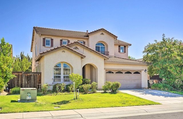 Elk Grove House w/ Grill ~ 3 Mi to Old Town!