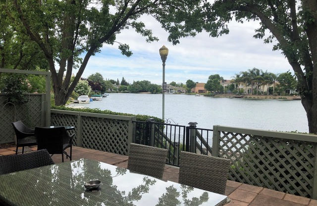 Modernes City Lake Haus mit neuen Luxusmöbeln