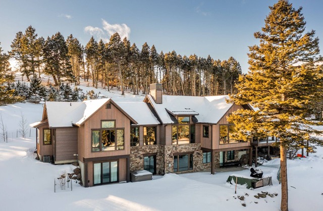Elk Haven Ranch-Gorgeous home in Bridger Canyon on 100+ acres with a hot tub