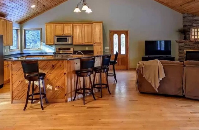 Elk Lodge. Beautiful lake home on the chain.
