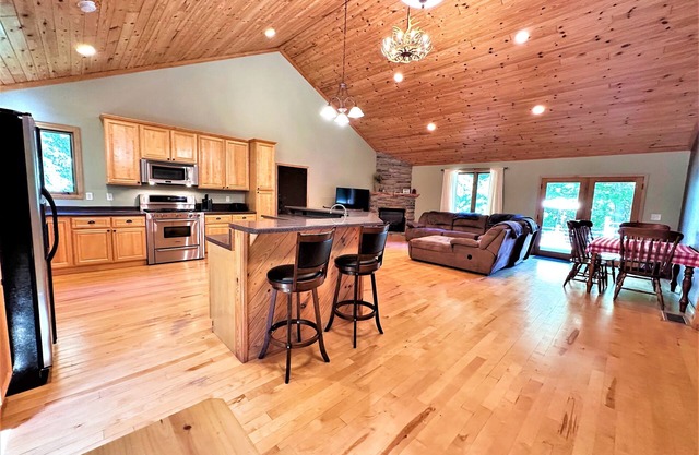 Elk Lodge on Fir, beautiful home with lake access