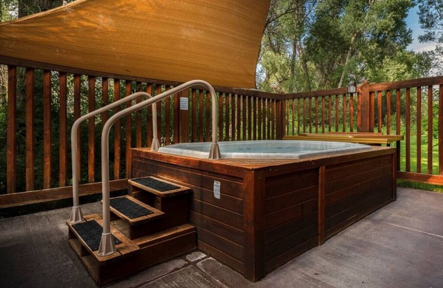 Abenteuer erwartet - Main Floor 2 BR Wohnung mit Zugang zum Whirlpool!