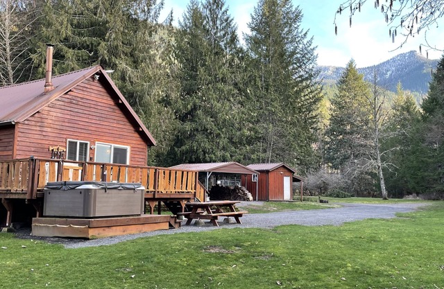 Elk Track Cabin, a Secluded 2-bedroom cabin with WiFi, AC in serene Randle