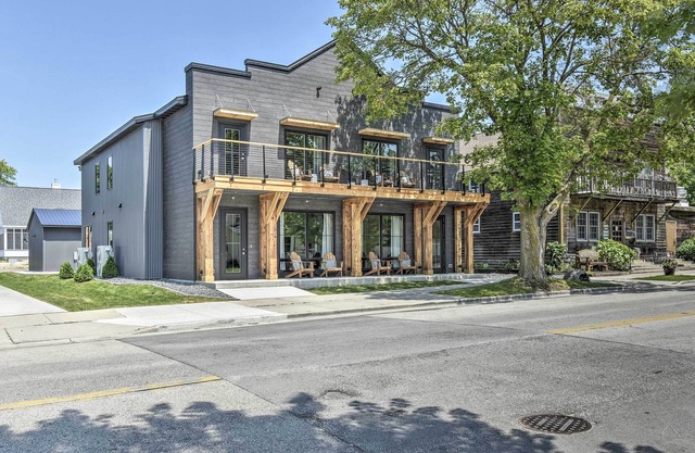 NEU! Elkhart Lake Townhome - 3 Mi zu Road America!