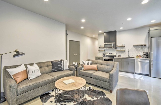 NEU! Elkhart Lake Townhome - 20 Mi nach Sheboygan!