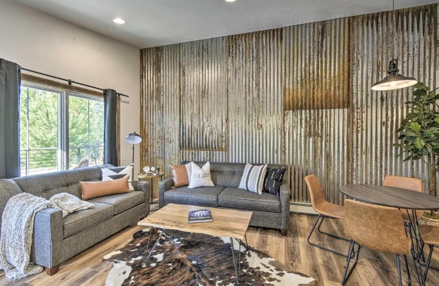 Elkhart Lake Townhome, Mins to Road America!