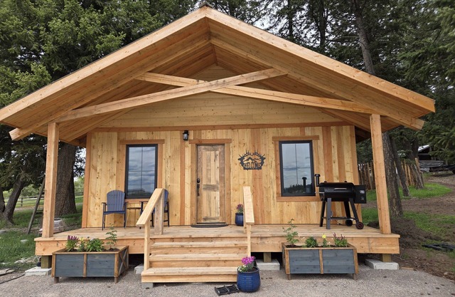 Elkhorn Cabin at Columbia Mountain Ranch near Glacier National Park