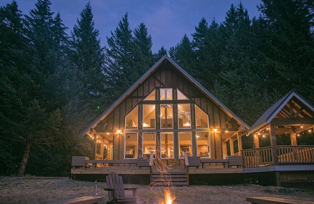Elkhorn Meadow Lodge: hot tub+fire pit+wood stove