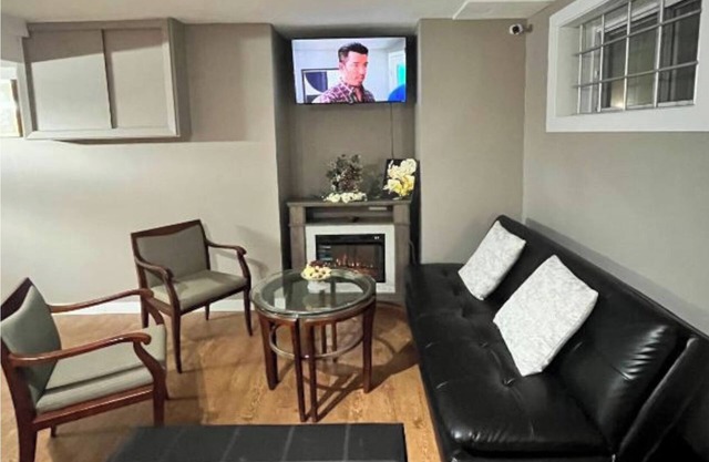 Ellegant private bedroom in a quiet and nice home to stay in West Edmonton Area