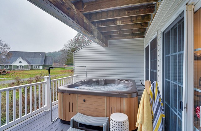Ellicottville Townhome w/Hot Tub ~ 2 Mi to Skiing