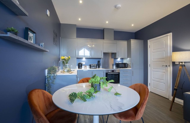 Elliot Oliver - Loft Style 2 Bedroom Apartment With Parking In The Docks