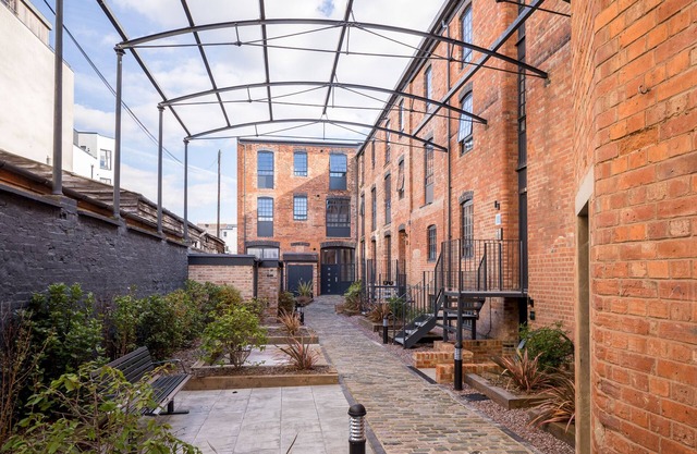 Elliot Oliver - Modern 2 Bedroom Town Centre Apartment