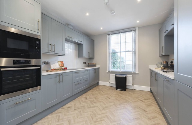 Elliot Oliver - Stunning 6 Bedroom Regency House With Parking
