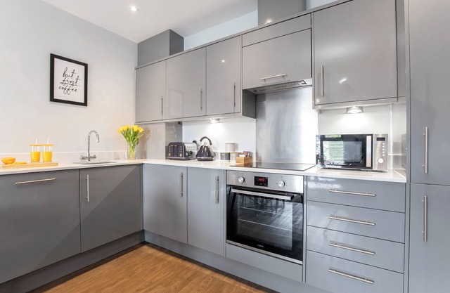 Elliot Oliver -Stylish 2 Bedroom Apartment With Parking In The Docks
