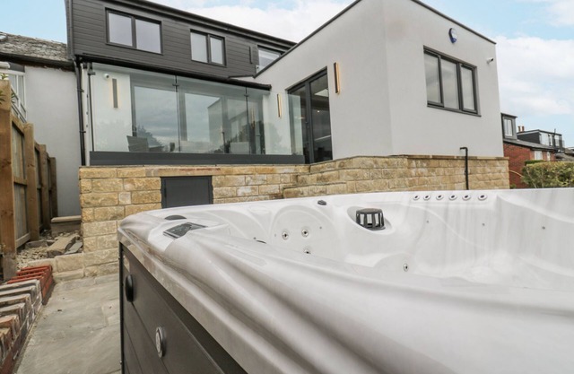 489 NEW HEY ROAD, pet friendly, with hot tub in Huddersfield