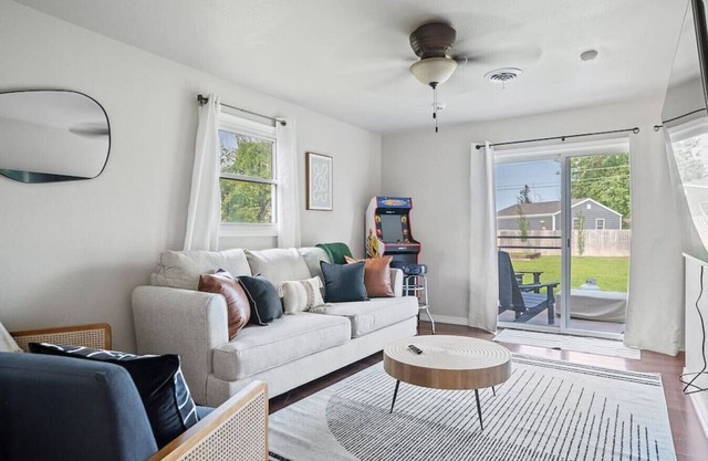 Elm Avenue · ★Charming Home★Pet-Friendly★LG Fenced Backyard★