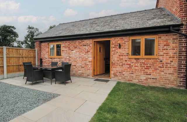 ELM BARN, pet friendly, with a garden in Wem